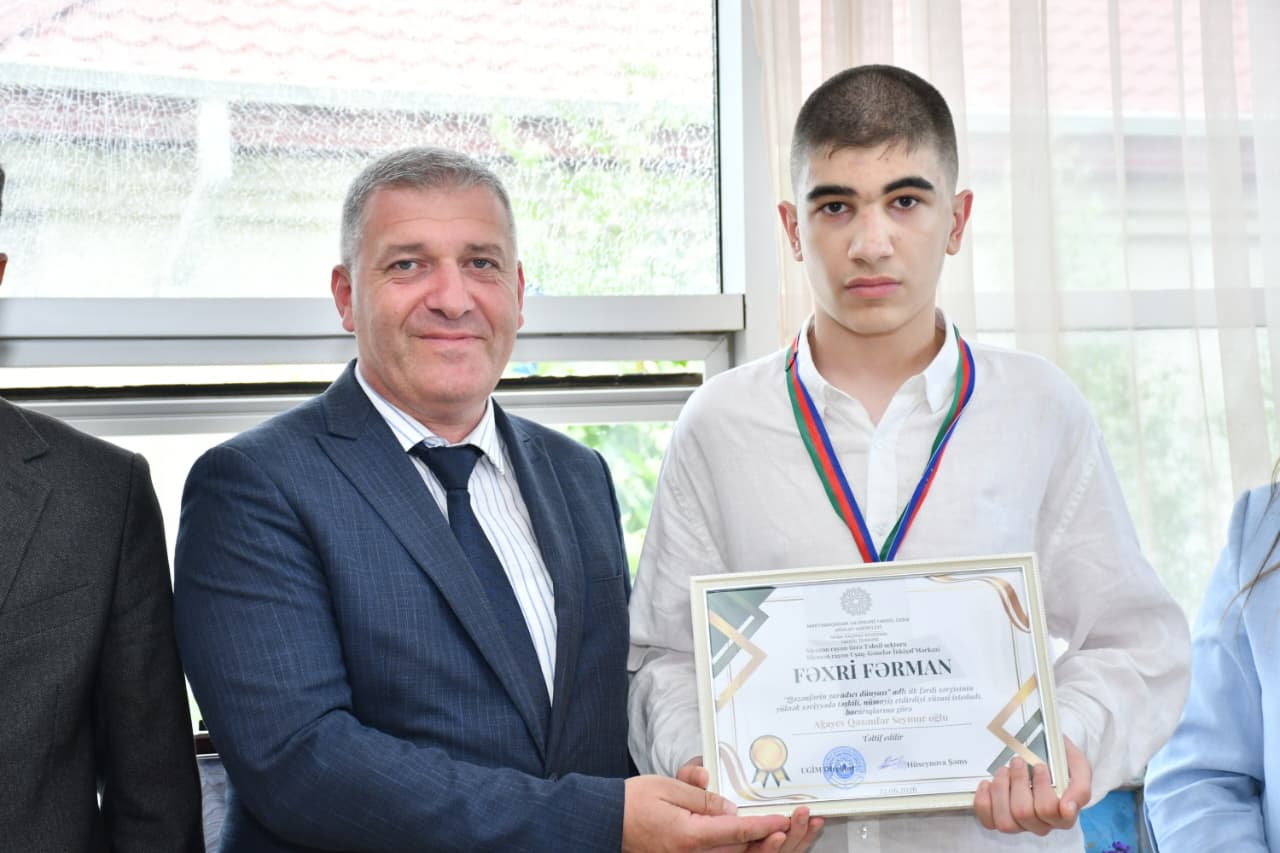 Arzularını suda rəngə çevirir: Qəzənfərin ilk sərgisi keçirildi