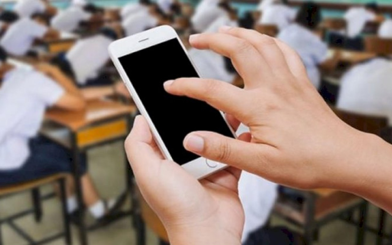 Şagird məktəbə telefon gətirə bilər?