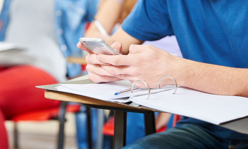 Məktəblərdə telefon istifadəsi ilə bağlı yeni qaydalar