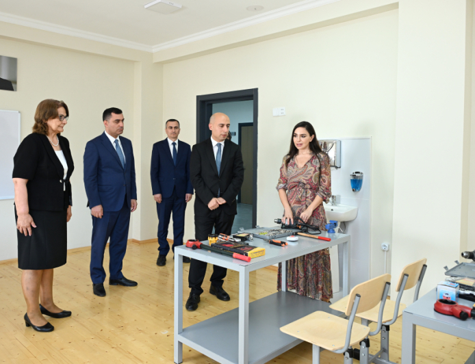 Leyla Əliyeva Yevlaxda məktəb binasının açılışında iştirak edib