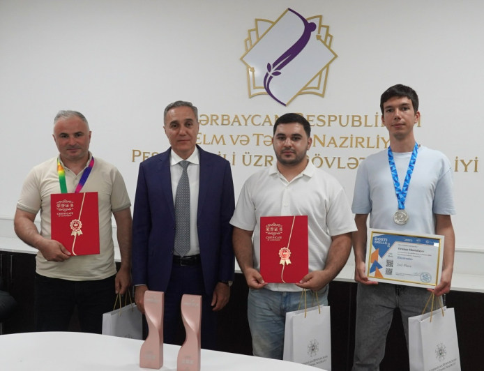 Rəqibləri professor və şirkət rəhbərləri olsa da, qalib gəldilər 