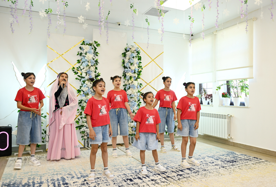 Leyla Əliyeva Şəkidə Uşaq evi sosial xidmət müəssisəsinin sakinləri ilə görüşüb