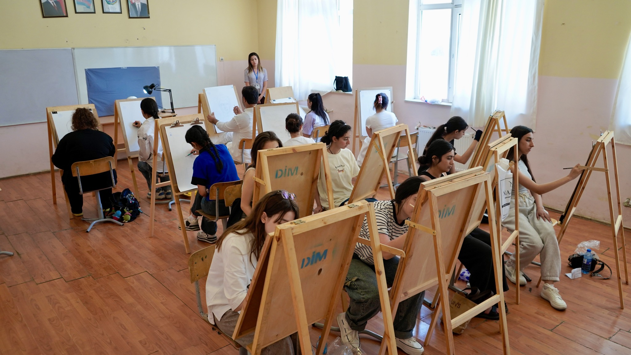 Təsviri sənət üzrə qeydiyyatdan keçən abituriyentlərin NƏZƏRİNƏ