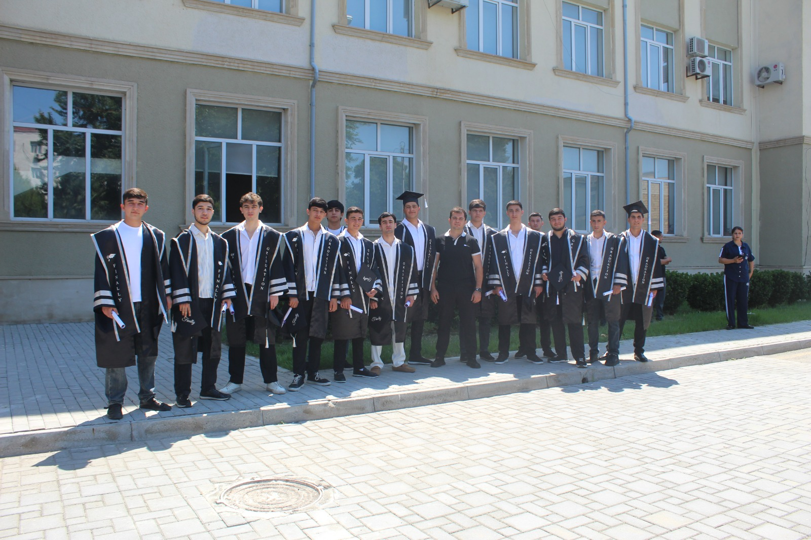 59 yaşında oğlunun müəllim işlədiyi mərkəzin məzunu oldu 