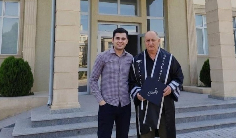 59 yaşında oğlunun müəllim işlədiyi mərkəzin məzunu oldu 