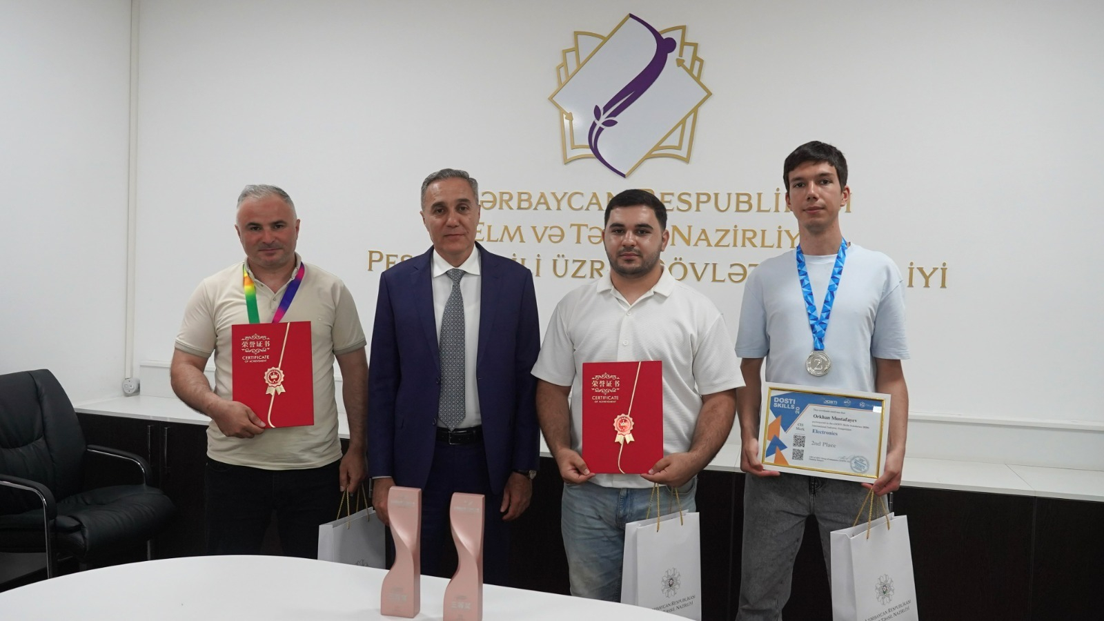 Rəqibləri professor və şirkət rəhbərləri olsa da, qalib gəldilər 