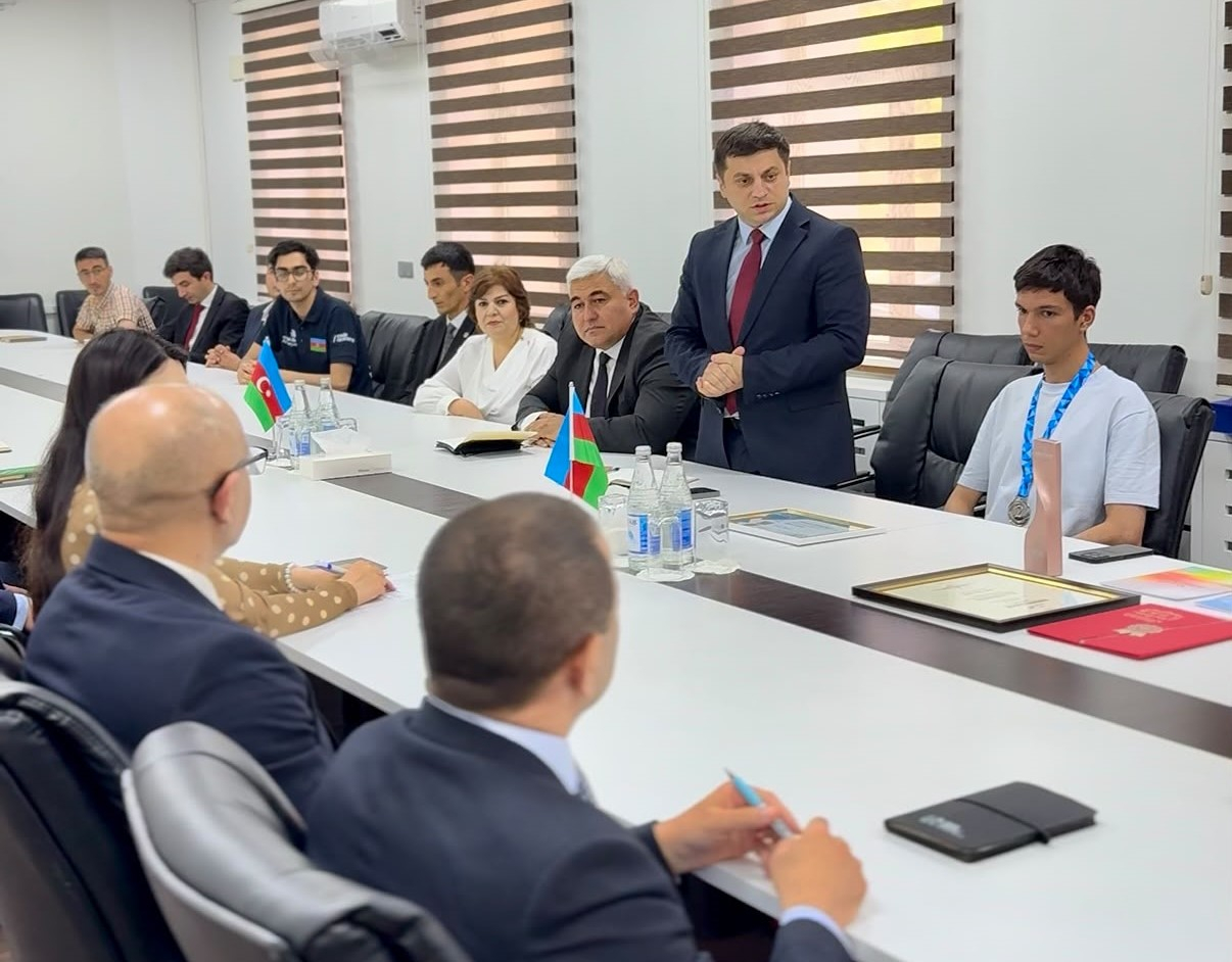 Rəqibləri professor və şirkət rəhbərləri olsa da, qalib gəldilər 