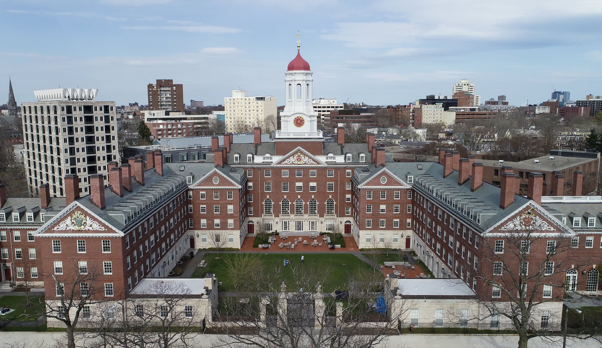 Harvard Universitetində irqi ayrı-seçkilik iddiası: Araşdırma aparılır