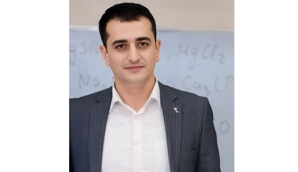 Polis mayoru idi, indi kimya müəllimidir