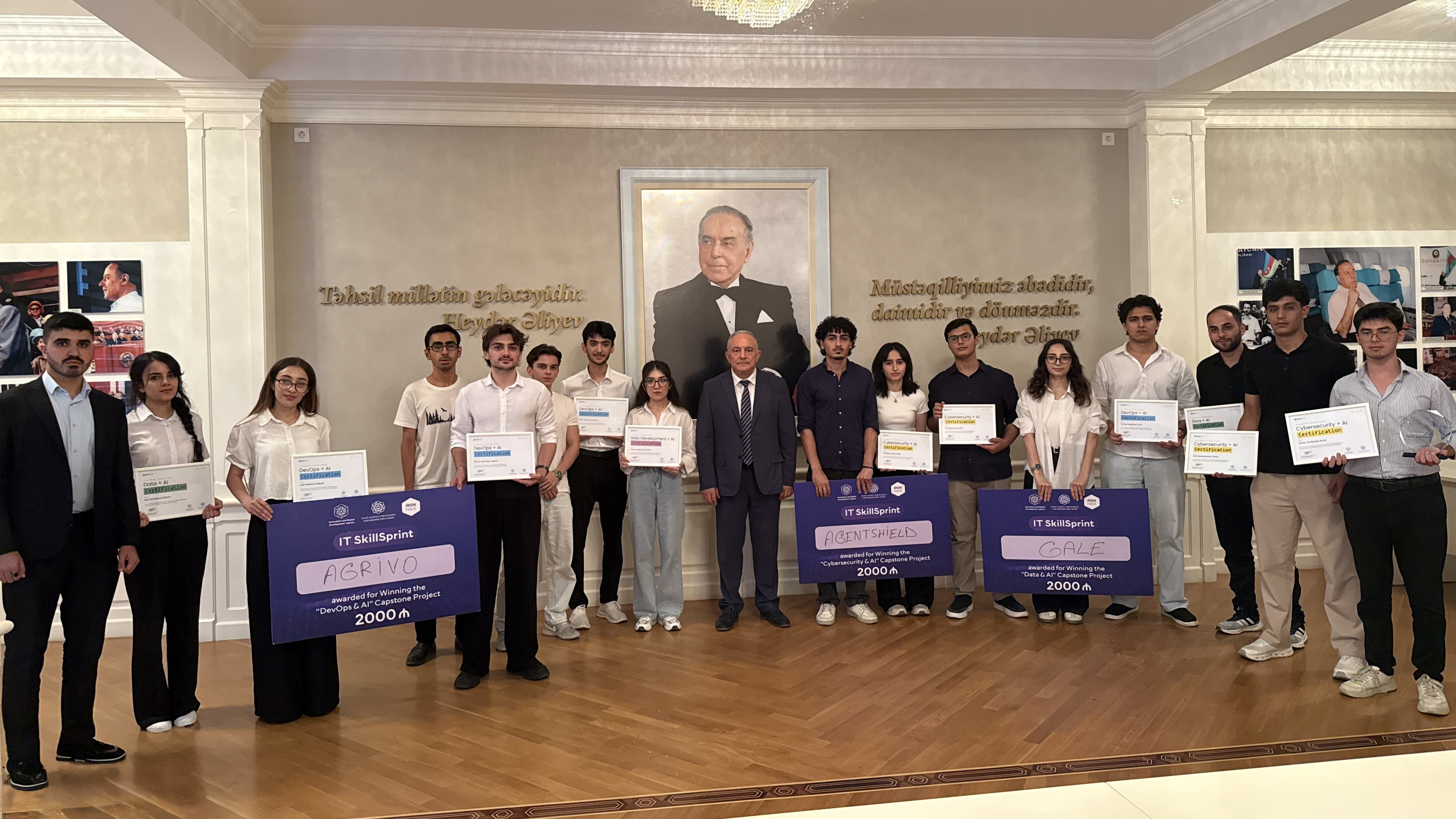 Vilayət Vəliyev beynəlxalq təhsil proqramının qalibləri ilə görüşüb