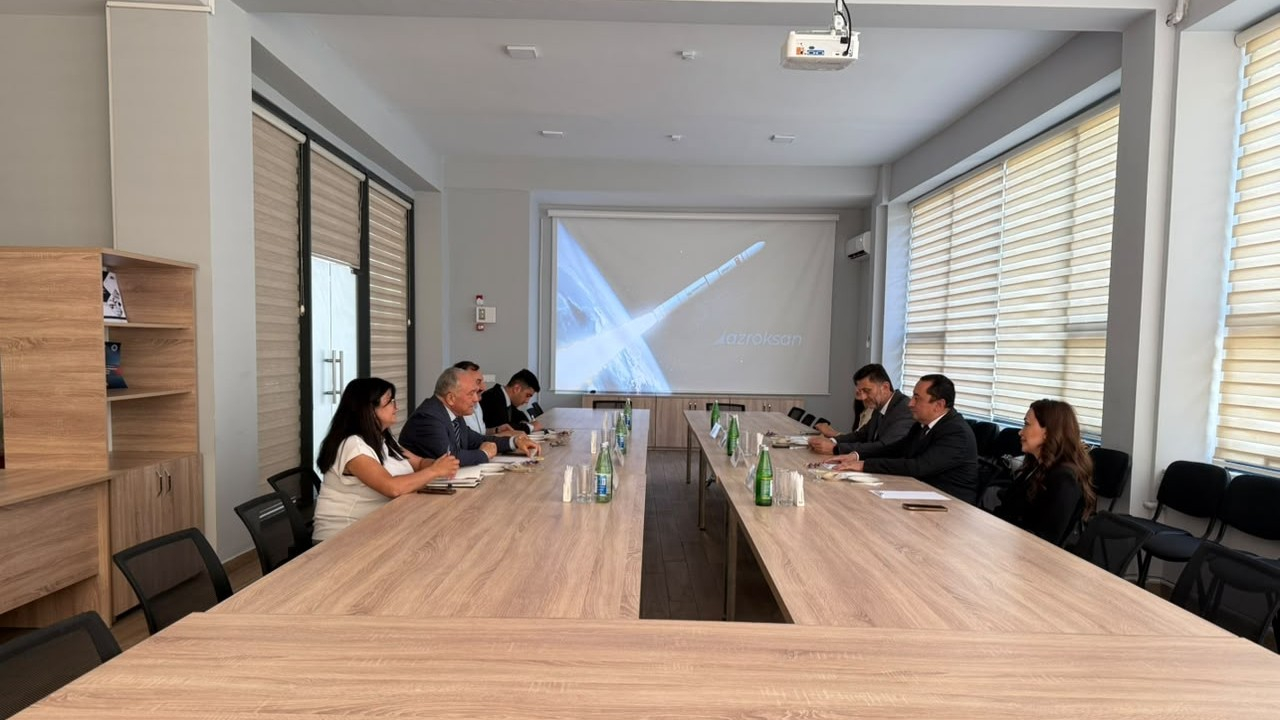 AzTU ilə “AZROKSAN” şirkəti arasında əməkdaşlıq imkanları müzakirə olunub