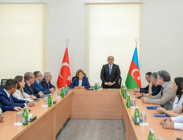 Türkiyə-Azərbaycan Universitetinin ilk rektoru kollektivə təqdim olunub