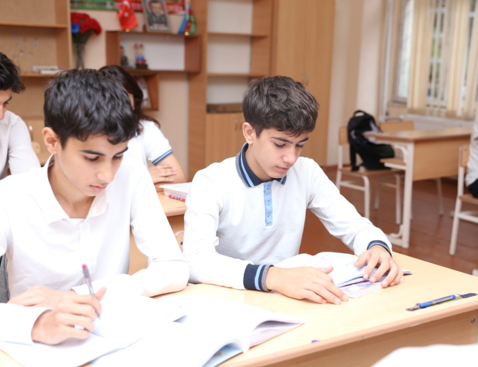 “Azərbaycan tarixi” Azərbaycan dilində: Yeni qərar, yoxsa mərhələli keçidin davamı?