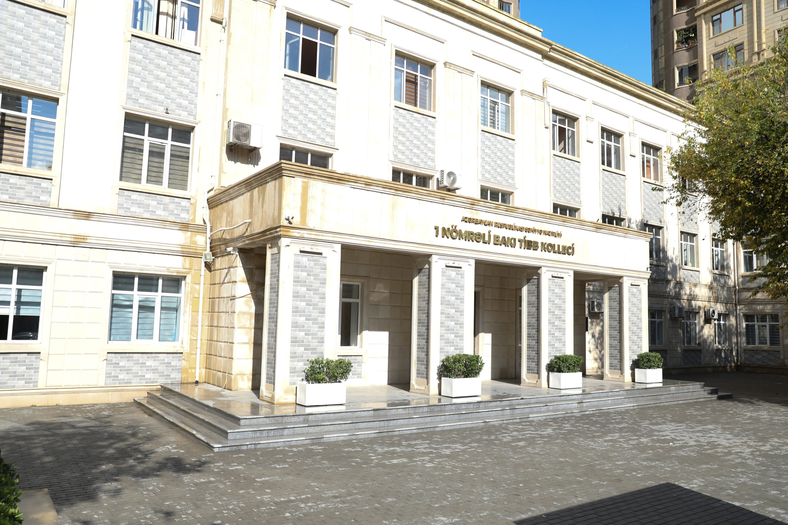 Bu kollecdə gözdən əlillər üçün dövlət hesabına plan yerləri ayrılır