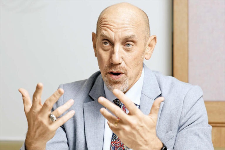 Süni intellektə həddindən artıq güvənən insan zəkasını riskə atır