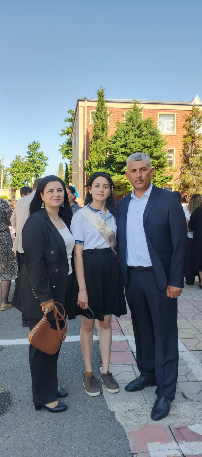 Xaricdən qəbul təklifləri alsa da, seçimi yerli universitet oldu
