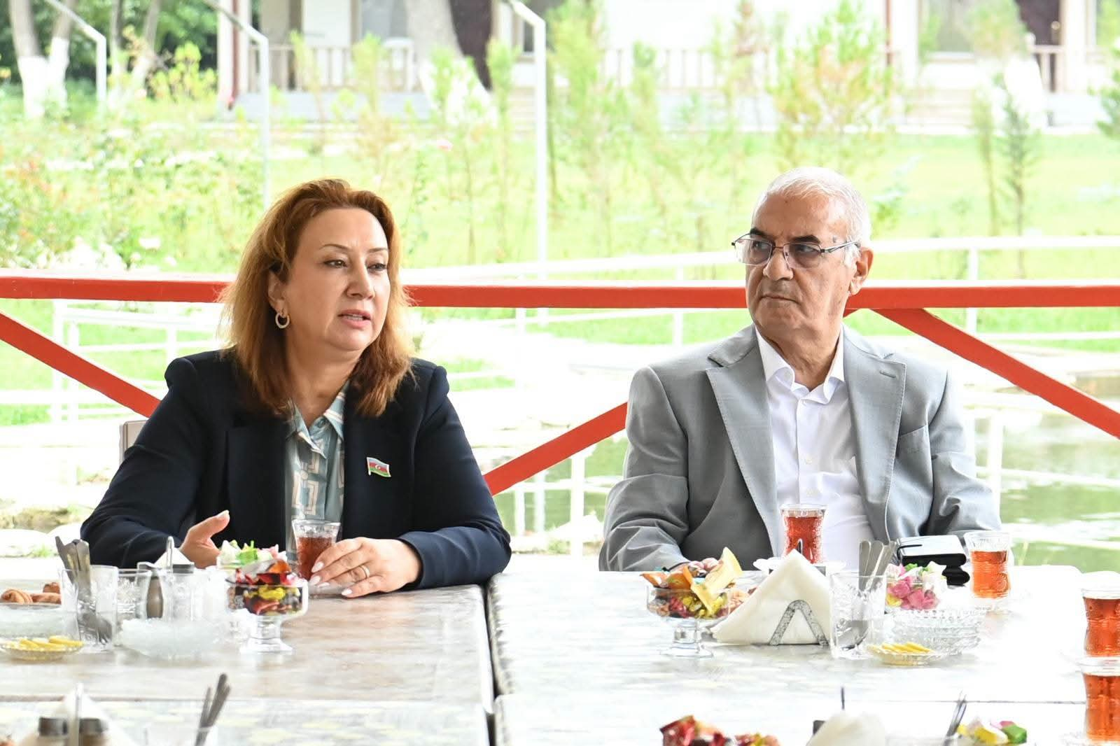 Millət vəkili "Təhsil" İstirahət Mərkəzində elm və təhsil işçiləri ilə görüşüb