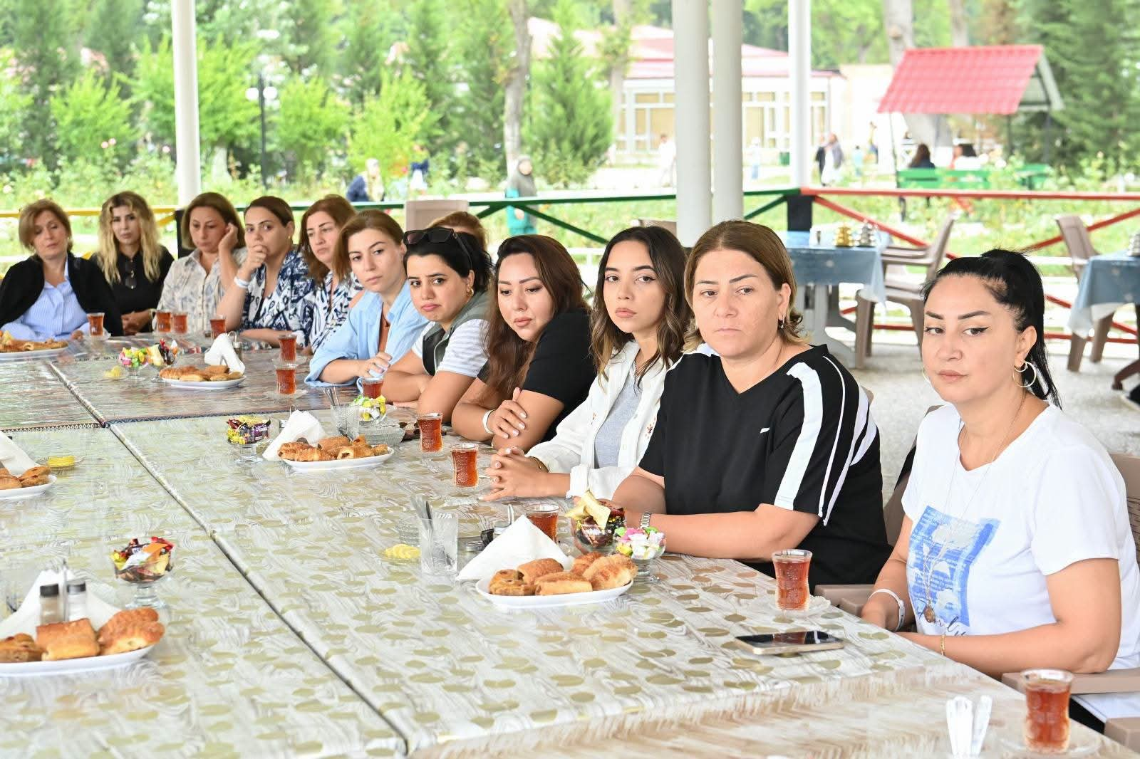 Millət vəkili "Təhsil" İstirahət Mərkəzində elm və təhsil işçiləri ilə görüşüb