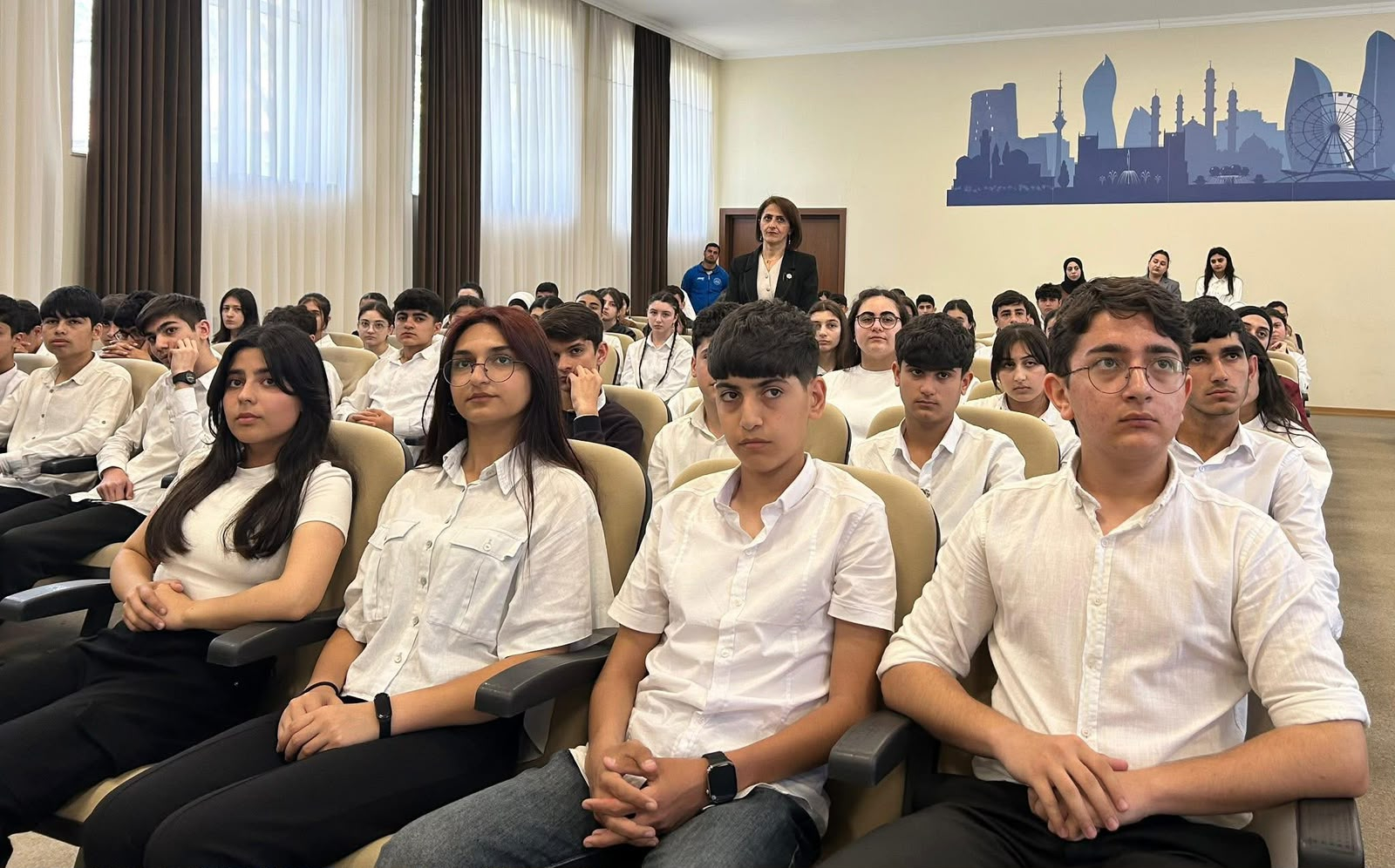 Yeni təmayül tədris modelli məktəbin 124 şagirdi tələbə oldu