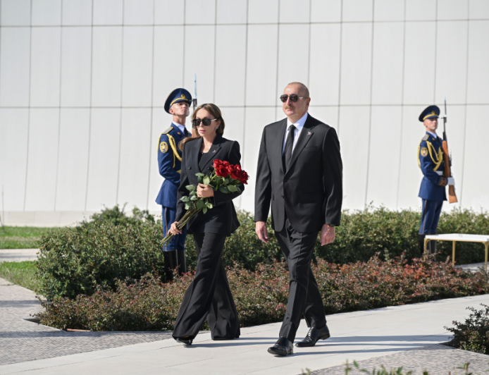Prezident İlham Əliyev Anım Günü ilə əlaqədar Bakıdakı Zəfər parkında olub - VİDEO