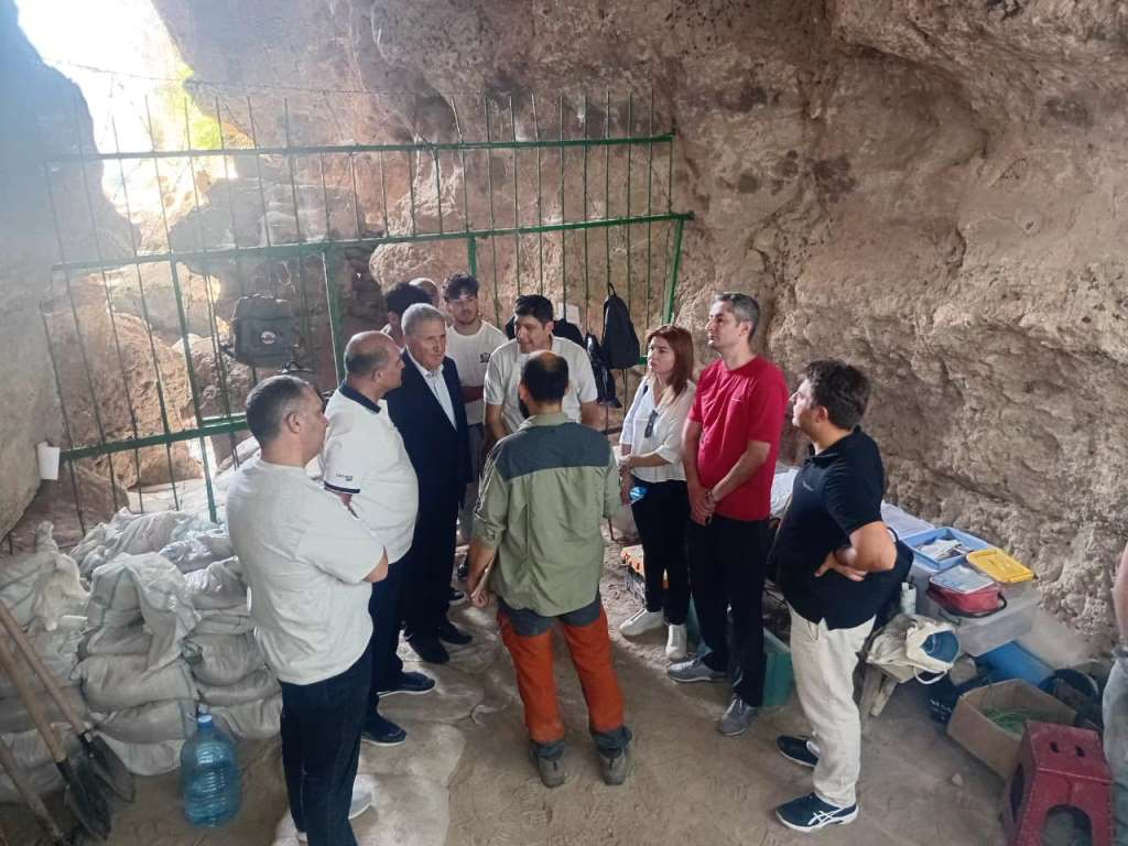 AMEA və ETN-in rəhbərliyi Azıx mağarasında aparılan tədqiqatlarla tanış olub