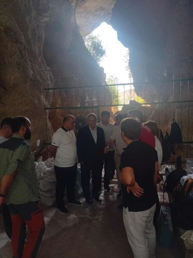 AMEA və ETN-in rəhbərliyi Azıx mağarasında aparılan tədqiqatlarla tanış olub