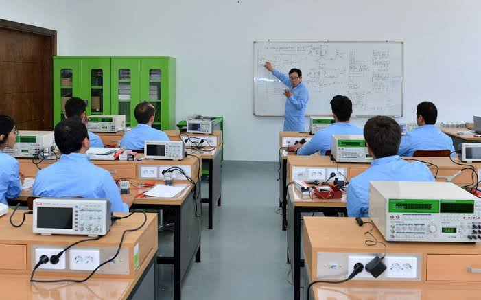 Peşə təhsili məzunlarının iş tapma faizi universitet məzunlarından az deyil - Mütəxəssis
