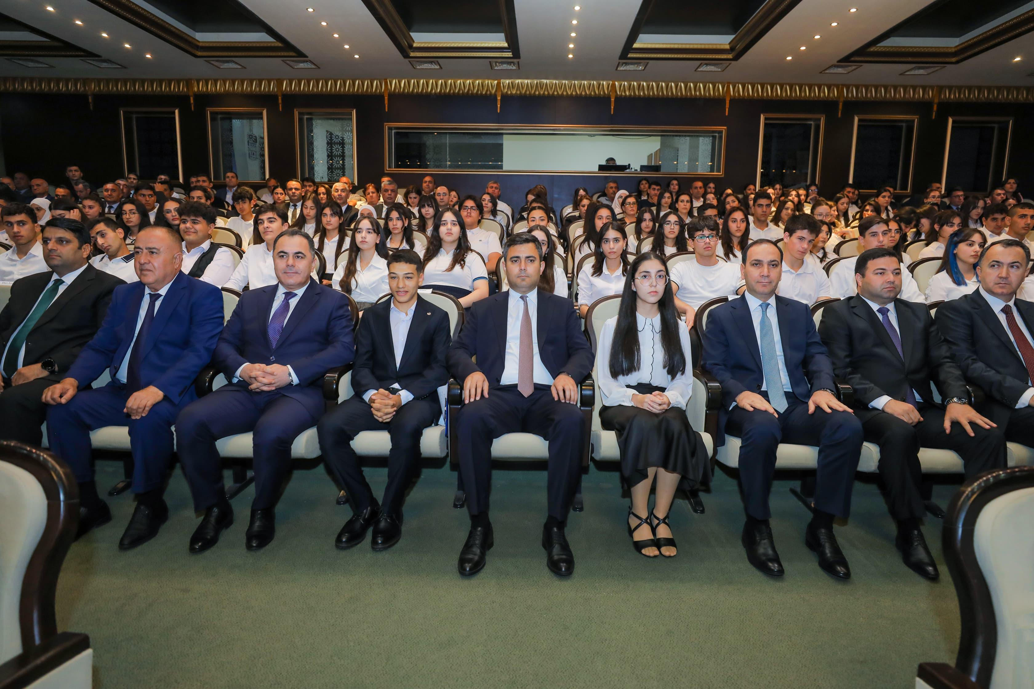 Naxçıvanda yüksək nəticə göstərmiş məzunlarla görüş keçirilib