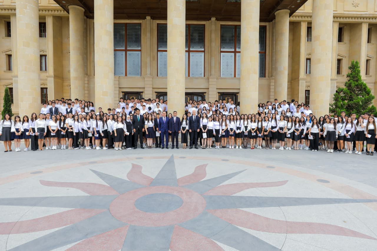 Naxçıvanda yüksək nəticə göstərmiş məzunlarla görüş keçirilib