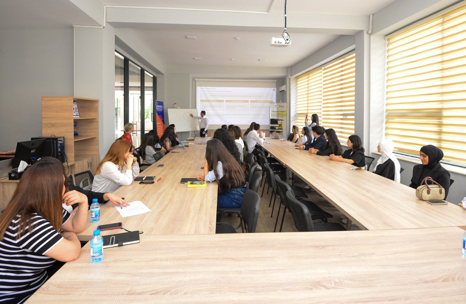 “Tədqiqat məktəbi” layihəsi çərçivəsində beynəlxalq mentorluq proqramı yekunlaşıb