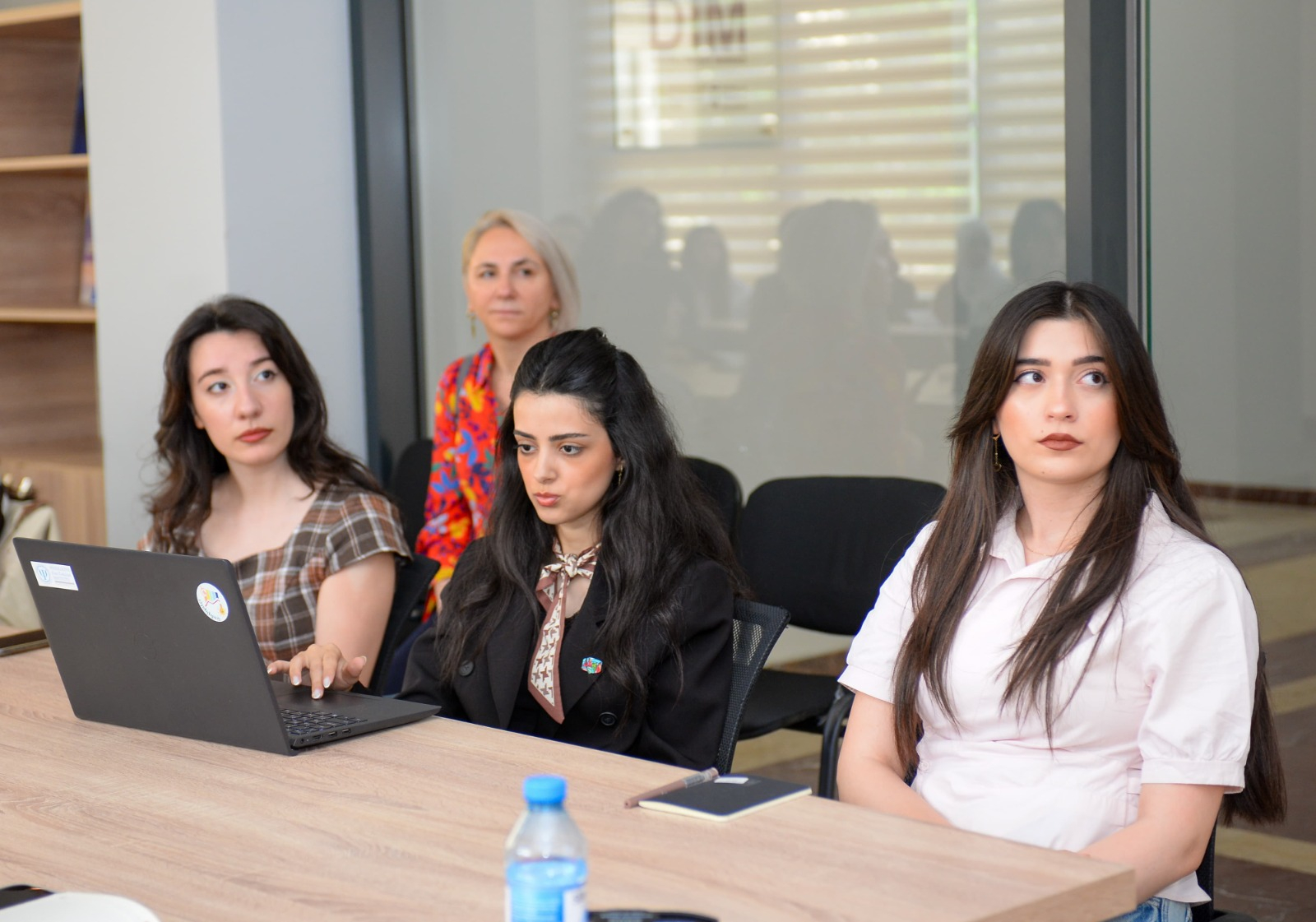 “Tədqiqat məktəbi” layihəsi çərçivəsində beynəlxalq mentorluq proqramı yekunlaşıb