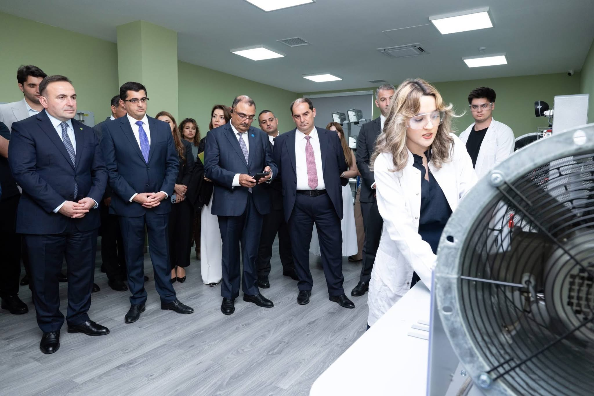 bp ADNSU-ya bərpaolunan enerji laboratoriyası hədiyyə edib