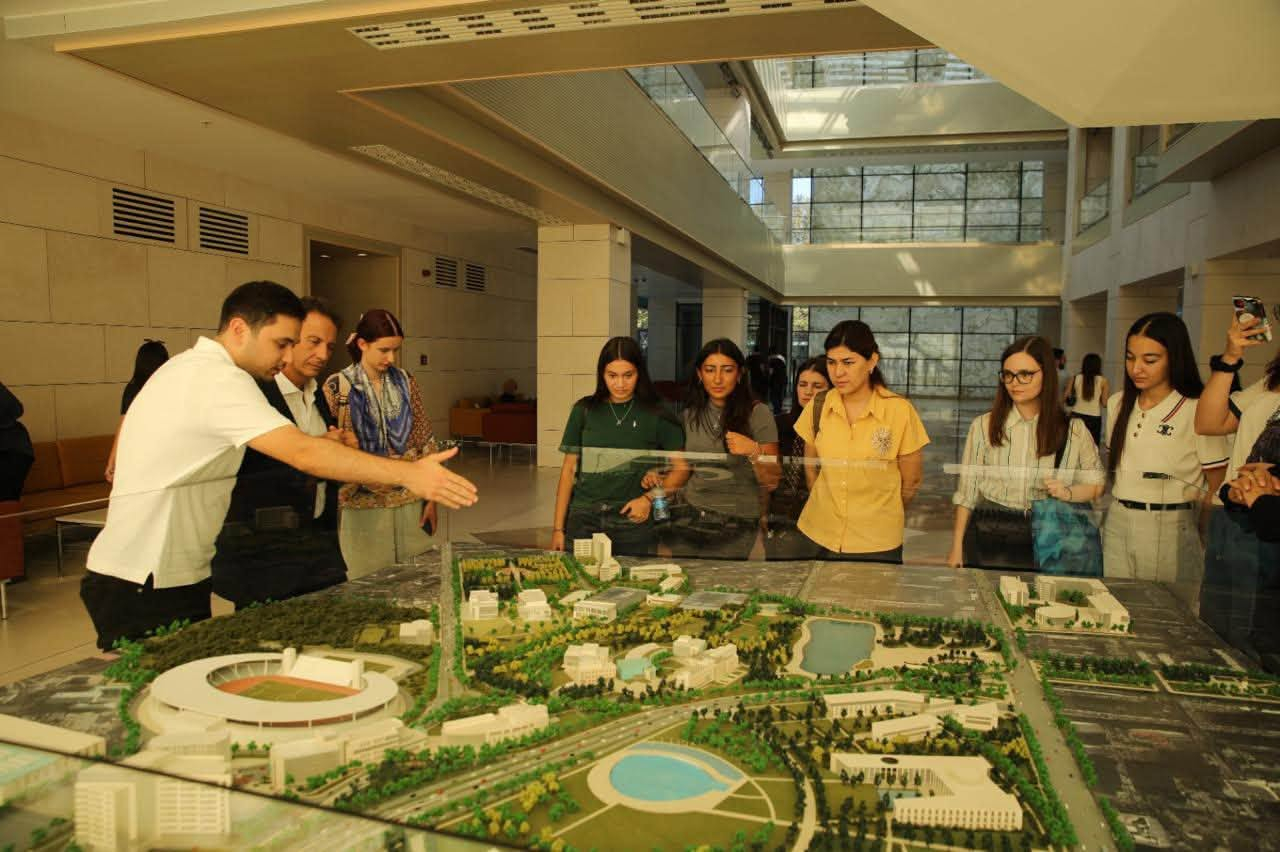 BSU-nun beynəlxalq yay məktəbinin iştirakçıları Fariz İsmayılzadə ilə görüşüblər