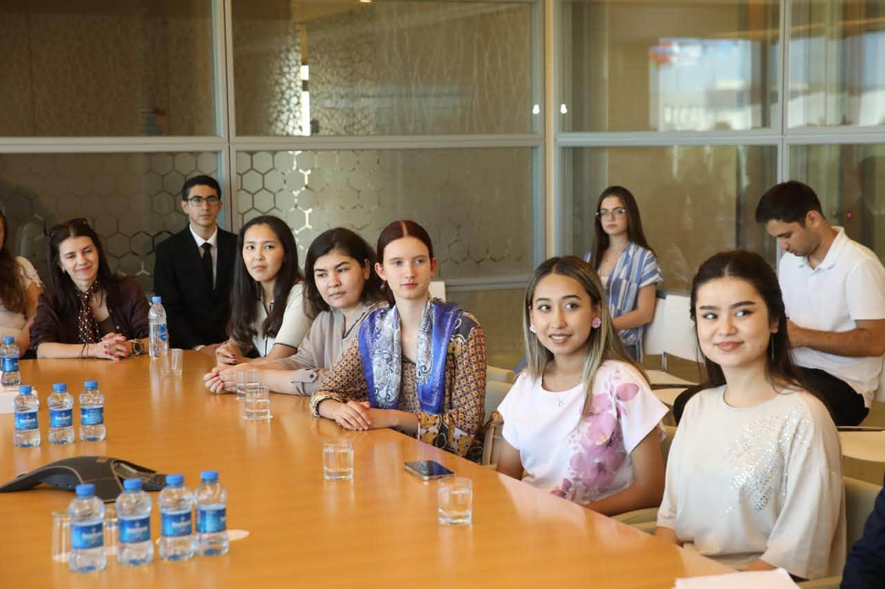 BSU-nun beynəlxalq yay məktəbinin iştirakçıları Fariz İsmayılzadə ilə görüşüblər