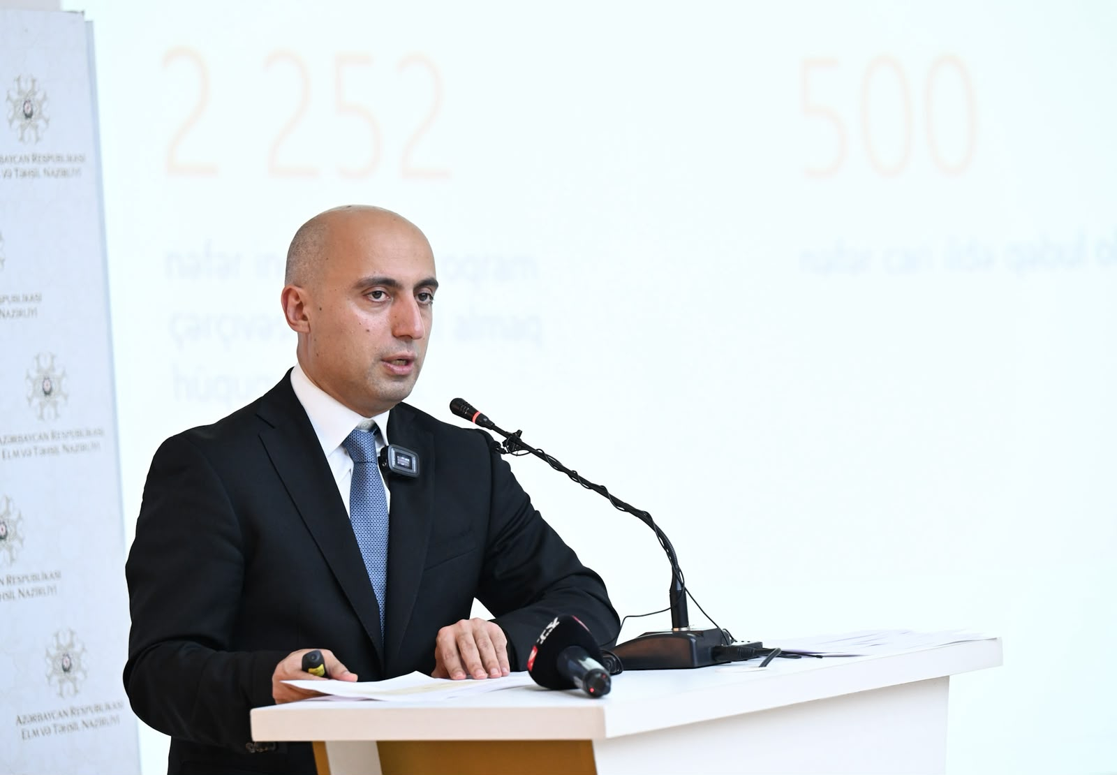 Emin Əmrullayev: “40-dan çox şagirdi olan siniflərin sayı heç 1 faiz deyil”