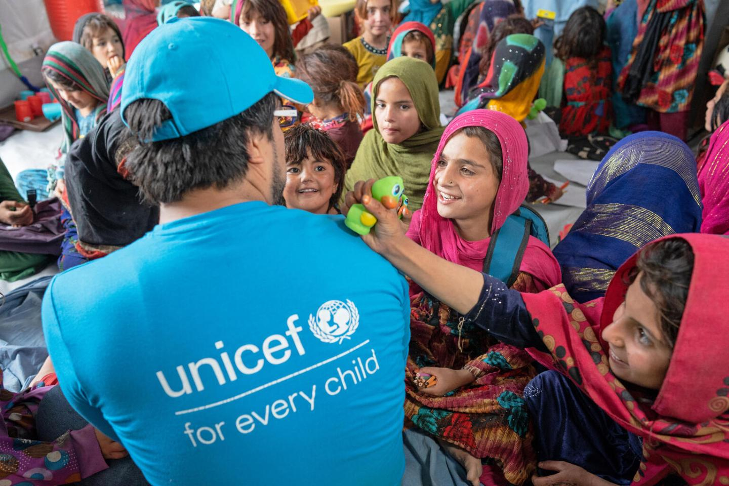 UNICEF: İqlim dəyişikliyinə görə hər 10 şagirddən biri təhsildən kənarlaşıb