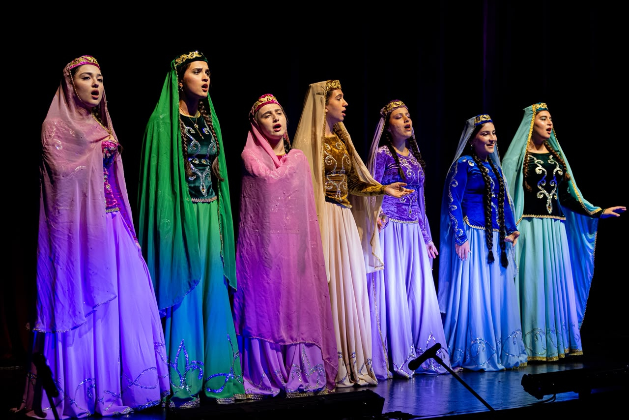ADA tələbələri “O olmasın, bu olsun”u Gəncə səhnəsində təqdim ediblər