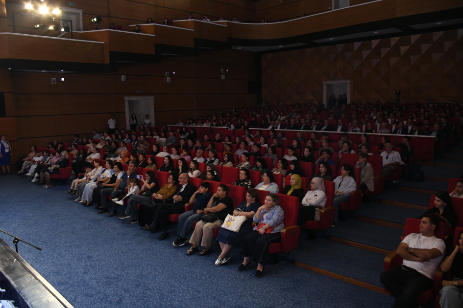 ADA tələbələri “O olmasın, bu olsun”u Gəncə səhnəsində təqdim ediblər