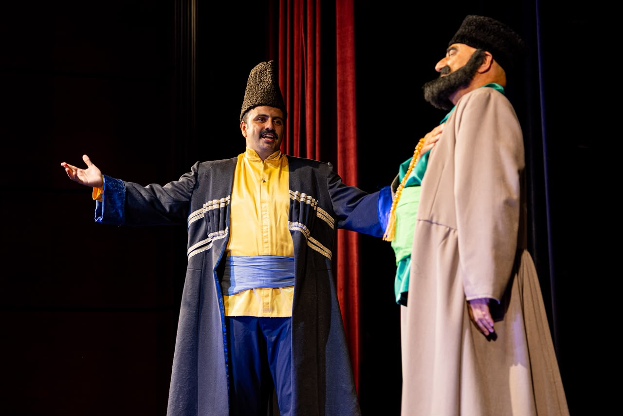 ADA tələbələri “O olmasın, bu olsun”u Gəncə səhnəsində təqdim ediblər