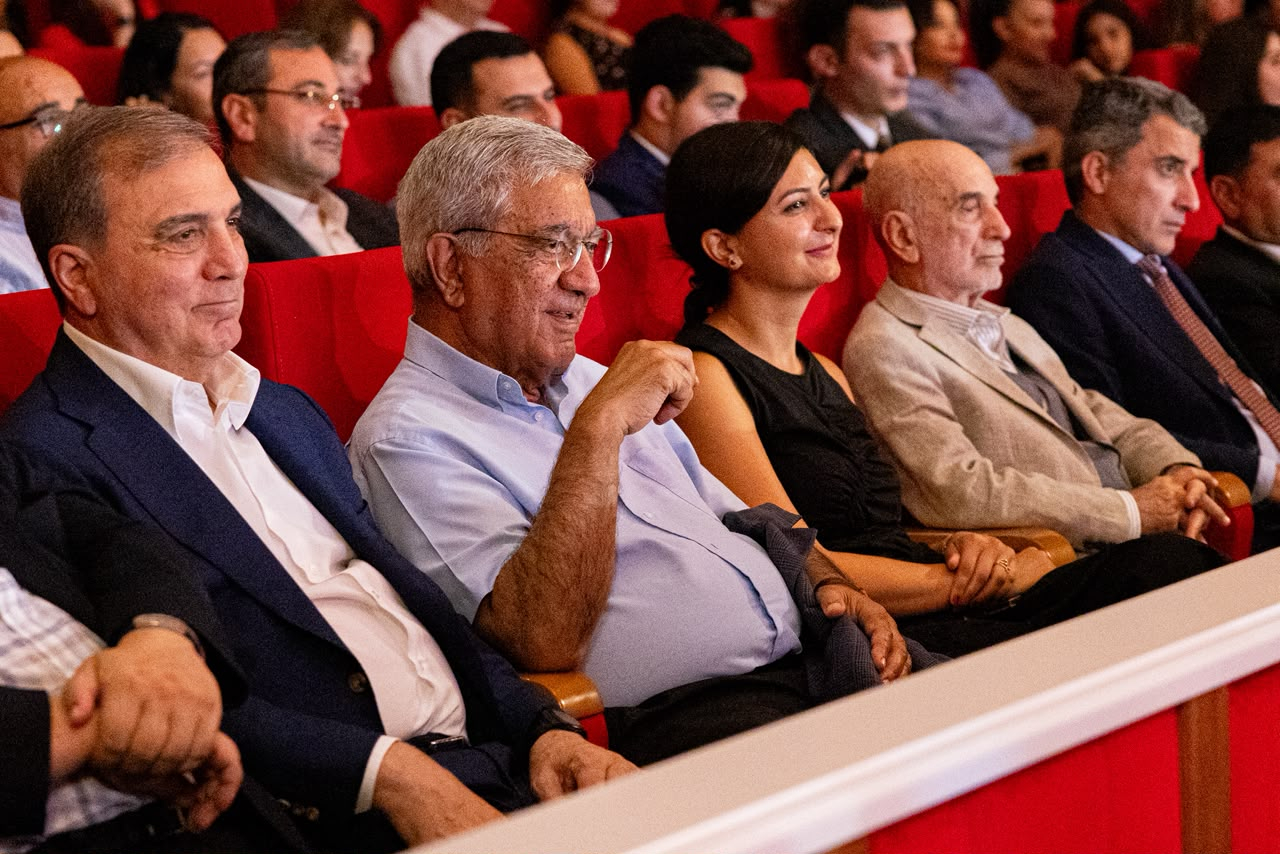 ADA tələbələri “O olmasın, bu olsun”u Gəncə səhnəsində təqdim ediblər