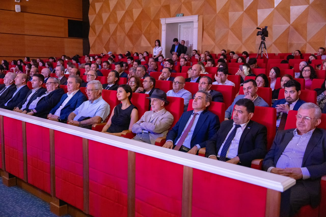 ADA tələbələri “O olmasın, bu olsun”u Gəncə səhnəsində təqdim ediblər