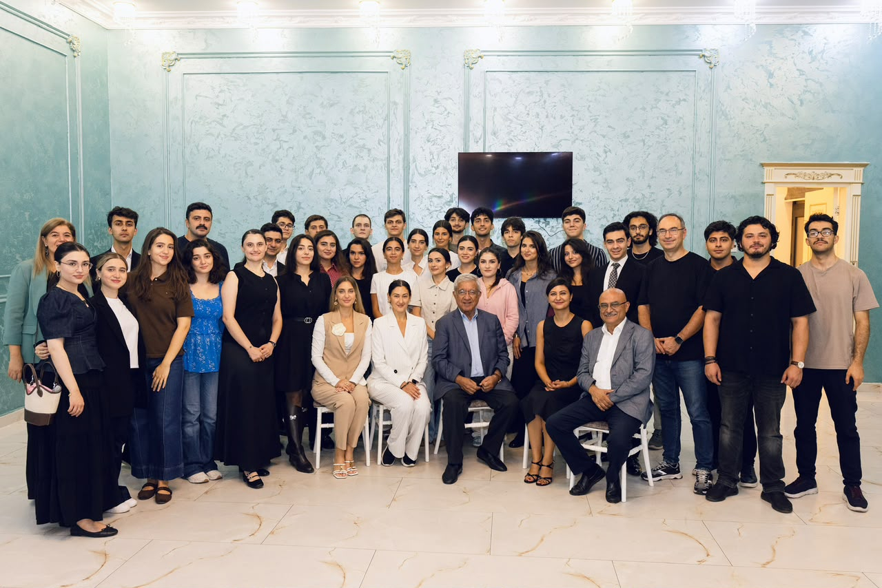 ADA tələbələri “O olmasın, bu olsun”u Gəncə səhnəsində təqdim ediblər
