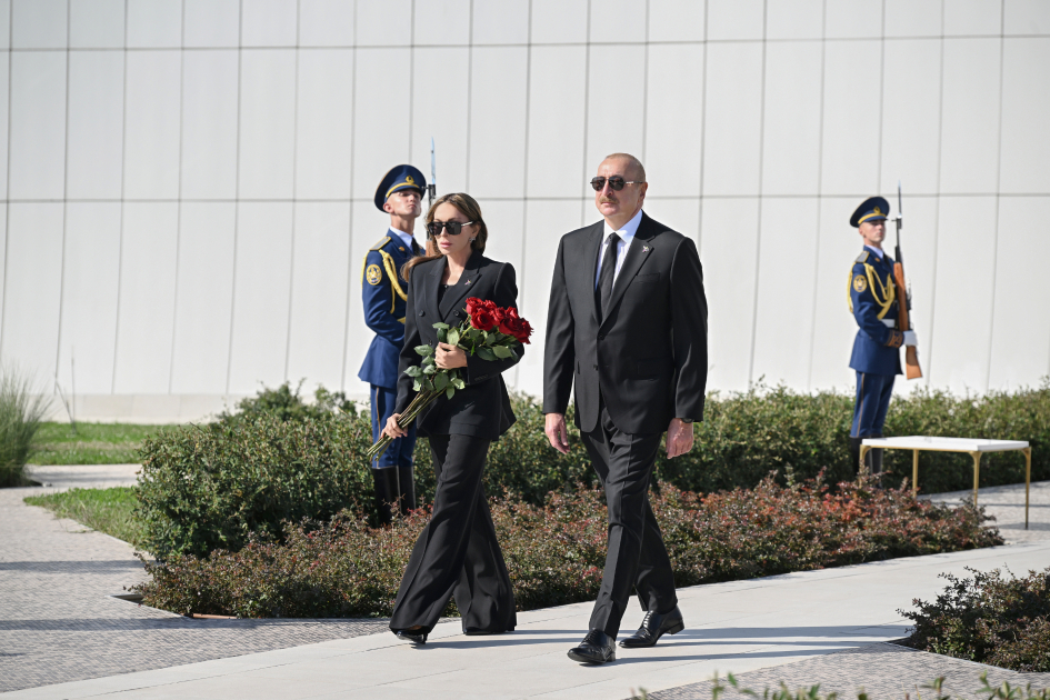 Prezident İlham Əliyev Anım Günü ilə əlaqədar Bakıdakı Zəfər parkında olub - VİDEO