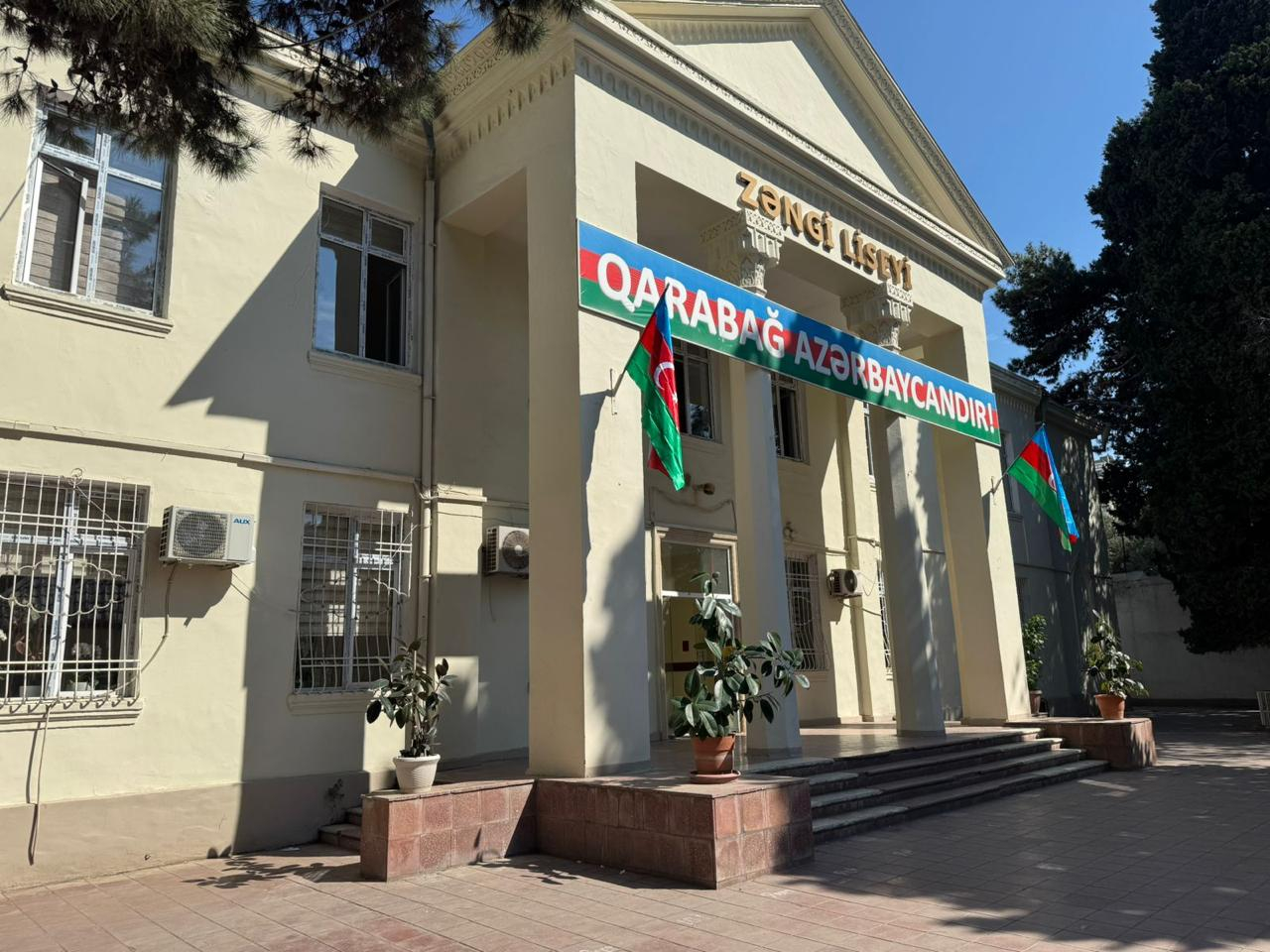 Qonşuluqda yanan ağac məktəbə elektrik verilişində qısa fasilə yaratdı