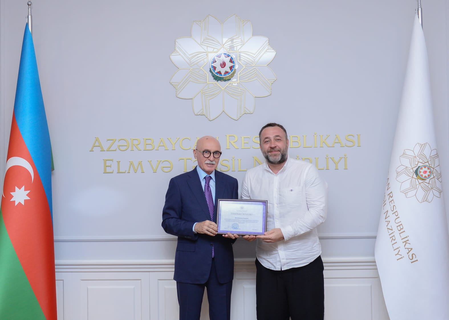 MRİO-nun fəal dəstəkçiləri təltif olunub