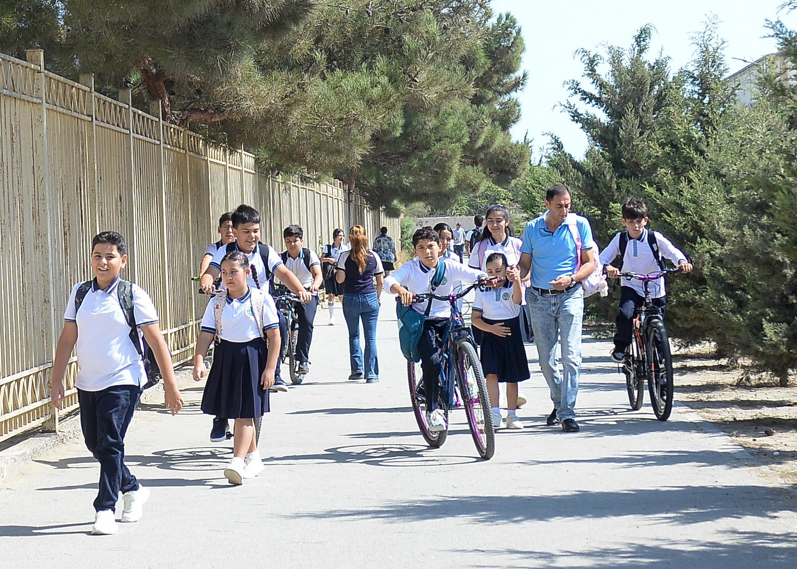 Onlar məktəbə niyə velosipedlə gedirlər?