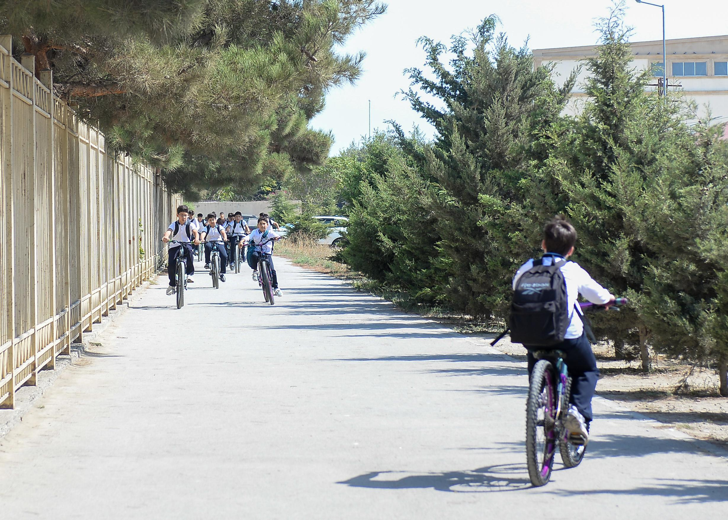 Onlar məktəbə niyə velosipedlə gedirlər?