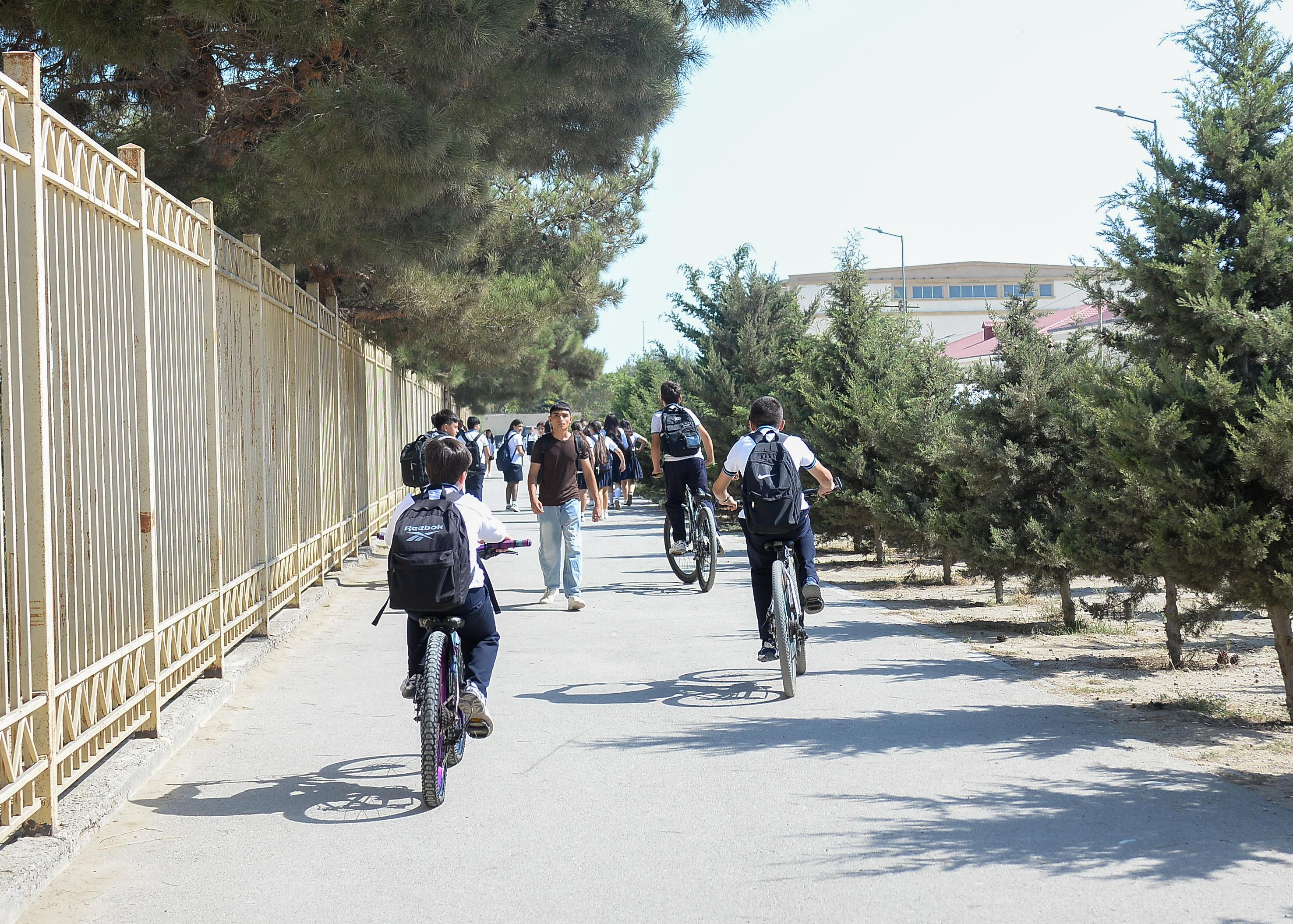 Onlar məktəbə niyə velosipedlə gedirlər?