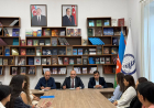 "Tələbə olsaydıq, öz dərsimizdə oturmaq istəyərdikmi?" mövzusunda müzakirə aparılıb 