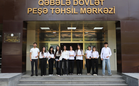 Gələcəyin qrafik dizaynerləri müəllimlərini ilk əl işləri ilə təbrik ediblər 